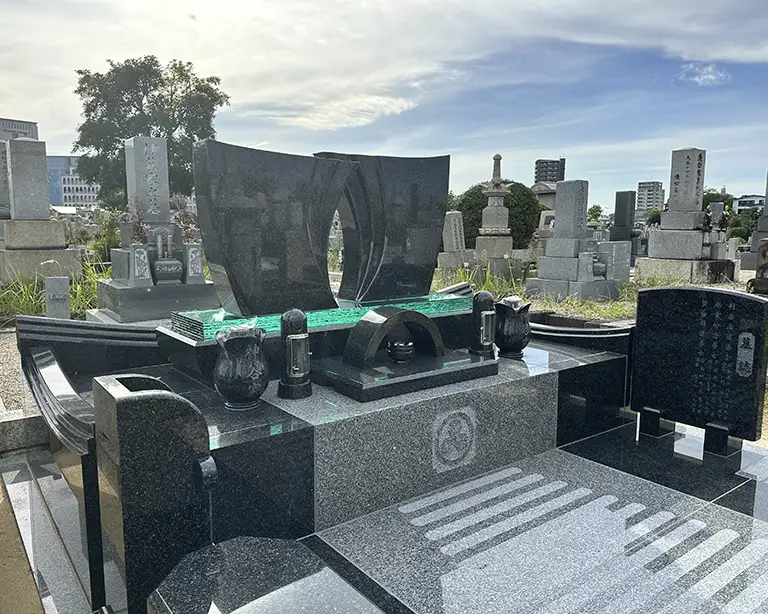 翼モチーフのデザイン墓石