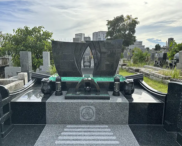 翼モチーフのデザイン墓石