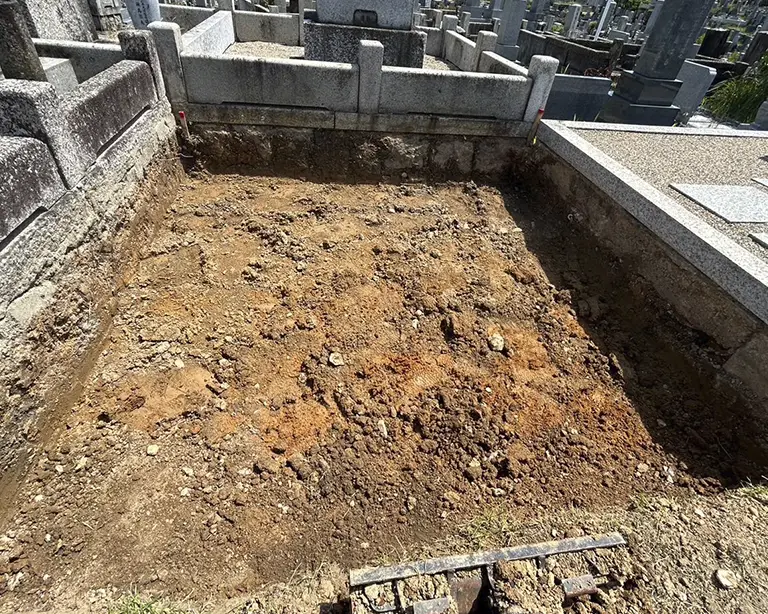 墓地の土のすき取り
