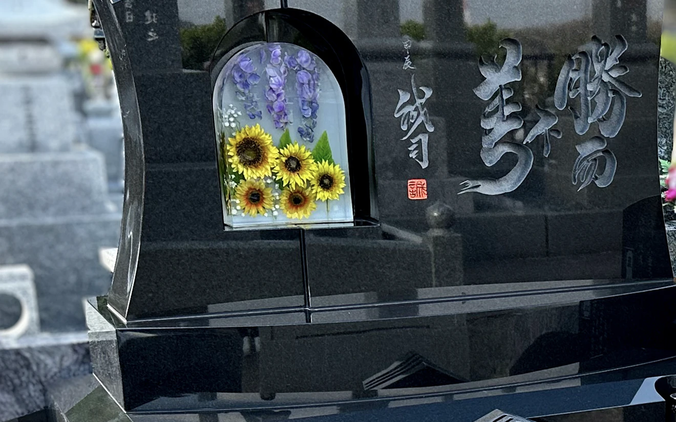 フラワーメモリアルを備えた墓石