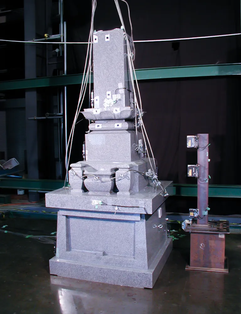 墓石耐震実験風景