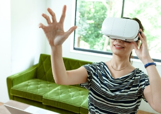 VR墓石展示場を使う女性