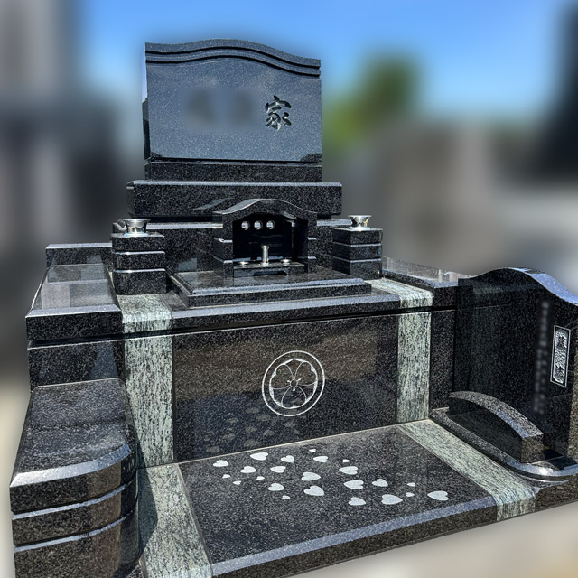 秋田県能代市のデザイン墓施工例（インド産SG2、オリーブグリーン）