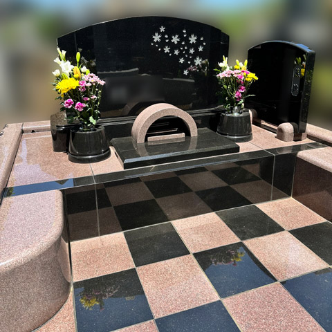 茨城県守谷市のデザイン墓施工例（インド産新MU、八重桜）