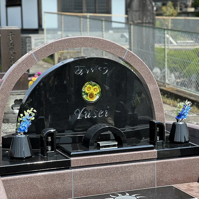 宮城県登米市のデザイン墓施工例（インド産SG-2、八重桜）