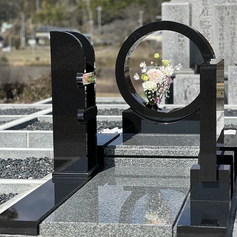 岡山県鏡野町のデザイン墓施工例（インド産クンナム）