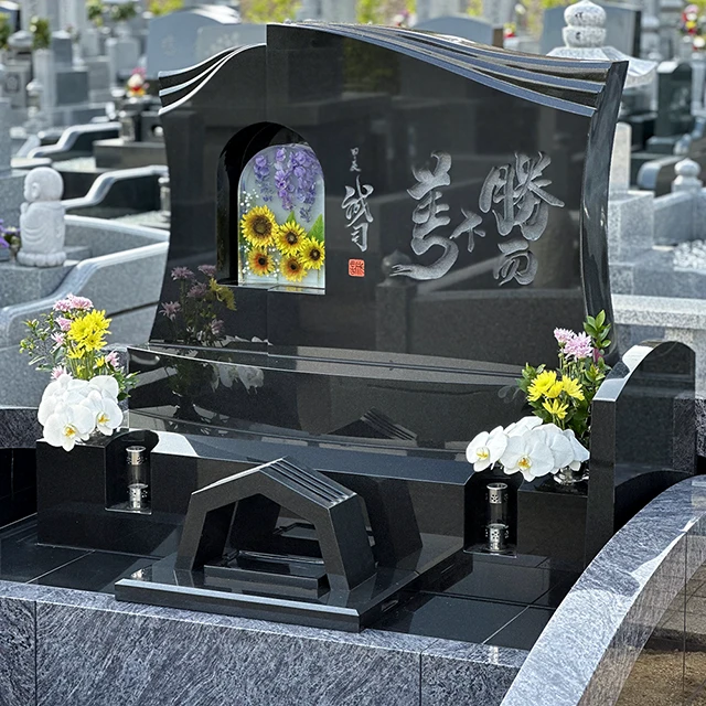 大阪府四条畷市のデザイン墓施工例（インド産クンナム、バハマブルー）